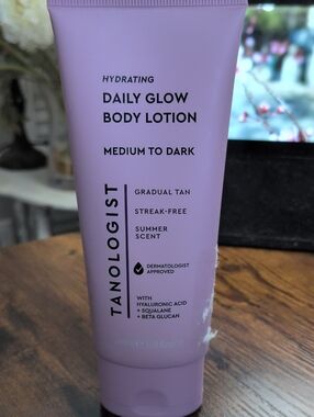 TANOLOGIST Daily Glow Hydrating Body Lotion - Medium To Dark Gradual Tan